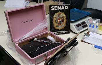 El tocadiscos transportaba la droga en su interior.