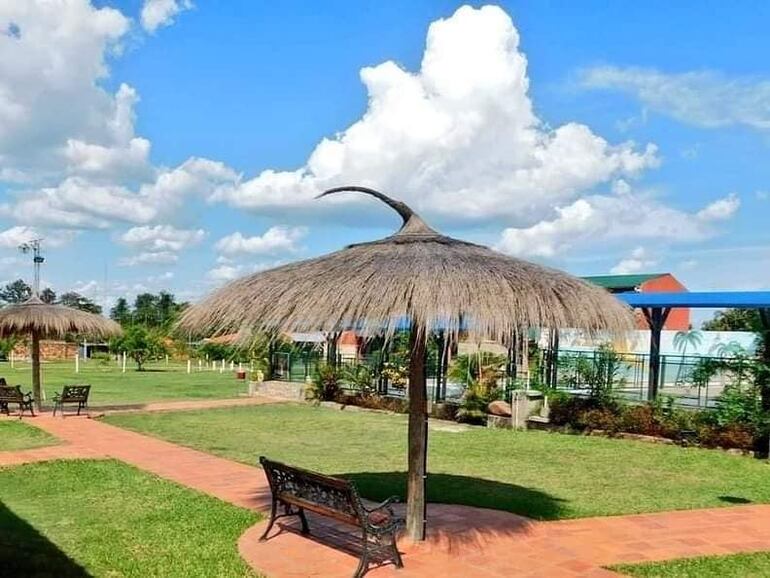 un quincho con techo de paja