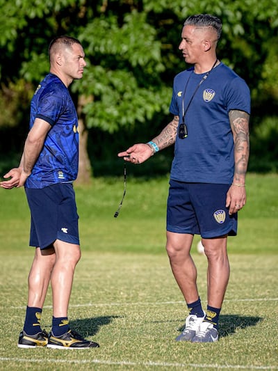 Lucas Barrios (derecha, 41 años), entrenador del Sportivo Luqueño, en diálogo con el asistente técnico Pablo Aguilar.