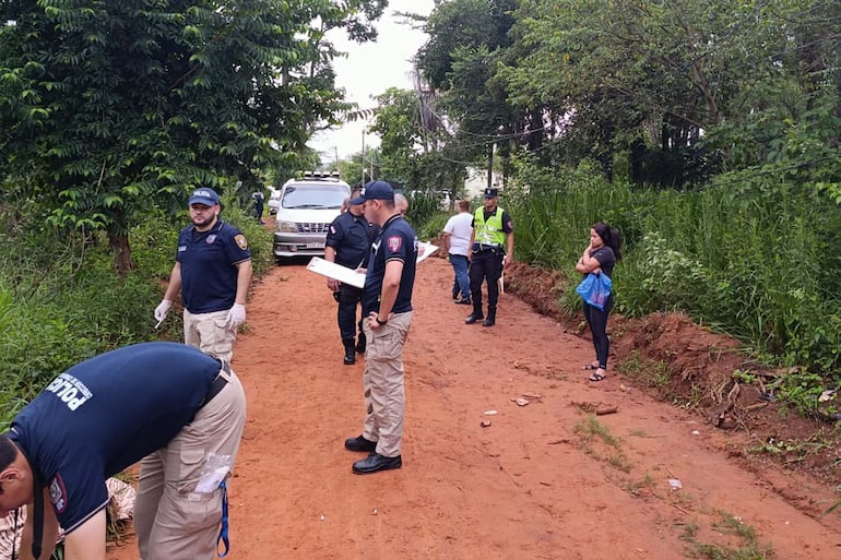 Policías trabajan en el asentamiento Arapoty de Julián Augusto Saldívar, donde ocurrió un doble homicidio.