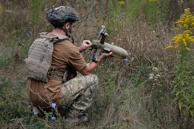 Un soldado ucraniano prepara un dron interceptor en la zona de Járkov.