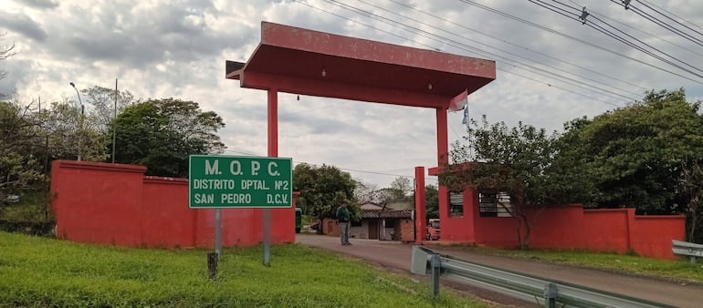 La base del Distrito Nº 2 del MOPC, ubicado en Tacuara, Santaní presenta un desolado ambiente debido a que practicamente ya no hay movimiento en el lugar.