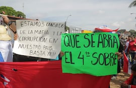 AME8125. ASUNCIÓN (PARAGUAY), 08/05/2023.- Simpatizantes del excandidato presidencial Efraín Alegre participan en una movilización convocada por él hasta el Tribunal Superior de Justicia Electoral (TSJE) hoy, en Asunción (Paraguay). Alegre presentó este lunes una solicitud formal al TSJE de Paraguay para que realice un recuento de los votos de los comicios generales del pasado 30 de abril, procedimiento que el organismo ha señalado no está previsto en la ley. El líder liberal dijo a EFE que esperarán hasta mañana para que el TSJE se pronuncie sobre su pedido de abrir el "sobre cuatro" y organizar una auditoría. EFE/ Rubén Peña