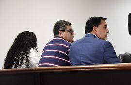 El exadministrador de los cineastas Juan Carlos Maneglia y Tana Schembori, el contador Óscar Daniel Ramírez Morales y el abogado Pablo Villalba (der.) , durante el juicio oral y público realizado ayer,