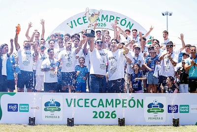 Celebración del plantel del Atlántida por el subcampeonato de la Primera B y el ascenso a la División Intermedia.