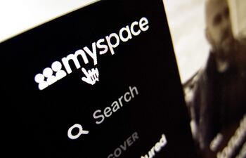 Interfaz de MySpace en fondo oscuro, con logotipo y icono de búsqueda, sin personas visibles.