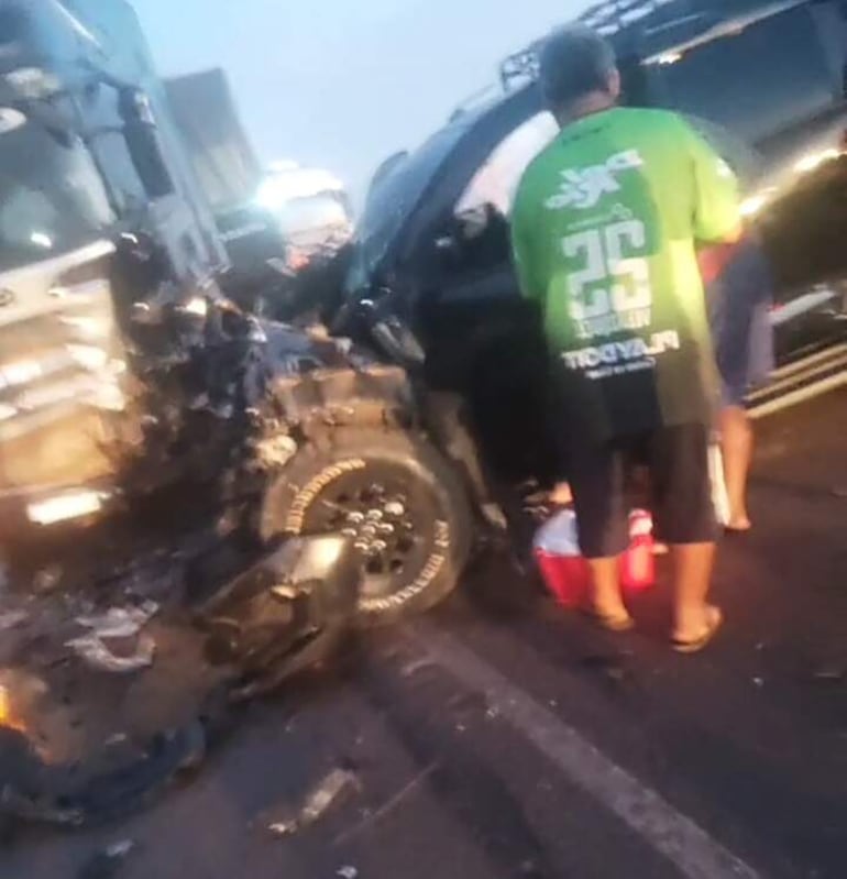 Este hecho corresponde al choque frontal de una camioneta y un camión de carga  en la zona de 25 de Diciembre 