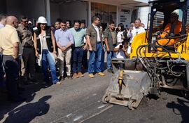 El presidente de la República, Santiago Peña, y la ministra de Obras Públicas, Claudia Centurión, observan una maquina trabaja para la reparación de la ruta. El acto se realizó en la localidad de Ypané.