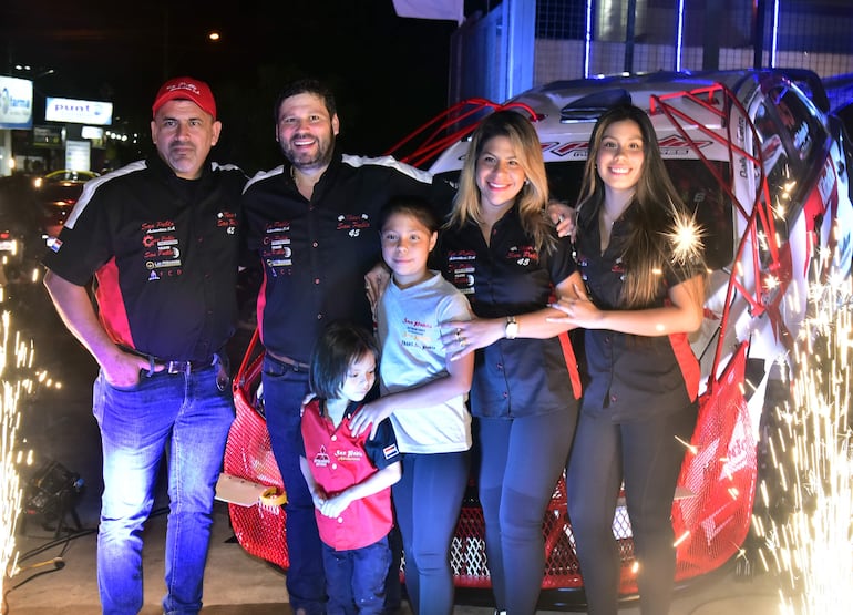 Francisco Delgado y Juan Cabrera presentaron el Mitsubishi Lacncer EVO X junto a la familia y los amigos del SPA Rally Team.