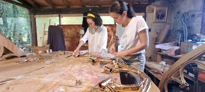 Almudena y Macarena Ruiz, trabajando en uno de los bloques de lo que será el retablo para este Viernes Santo en Tañarandy.