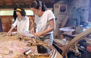 Almudena y Macarena Ruiz, trabajando en uno de los bloques de lo que será el retablo para este Viernes Santo en Tañarandy.