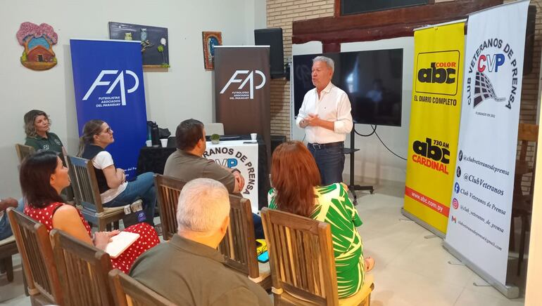 Óscar Acosta cautivó a los asistentes con los enfoques hechos en relación a la tarea periodística en radio y televisión.