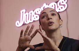 La actriz y activista argentina Thelma Fardín hablando durante una entrevista en Buenos Aires (Argentina).