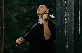 El violinista Marcelo Cáceres se encuentra presentando "Guarania Roots", en el que ofrece versiones de guaranias fusionadas con la música electrónica.