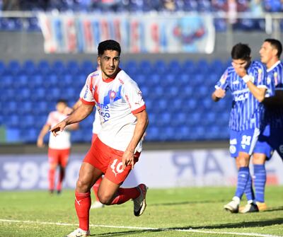Cecilio Domínguez inicia la carrera para celebrar su primer tanto frente a Sol de América.