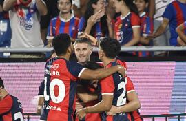 El delantero de Cerro Porteño, Pablo Vegetti recibe las felicitaciones de sus compañeros, tras anotar el tanto de apertura en el marcador ante el Sportivo San Lorenzo en La Nueva Olla.