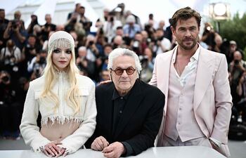La actriz Anya Taylor-Joy, el director George Miller y el actor Chris Hemsworth posan antes de la proyeccción del filme "Furiosa: A Mad Max Saga" en el Cannes Film Festival.
