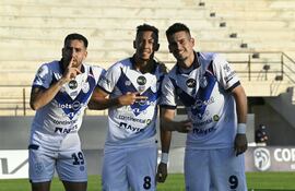 Festejo de la V Azulada, Abel Paredes, Estivel Moreira y el goleador de la tarde Cristhian Ocampos.