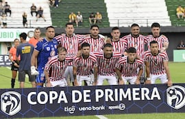 Los jugadores del Sportivo San Lorenzo, se forman previo al partido ante Guaraní, en el que se terminó confirmando su descenso matemático a la División Intermedia.