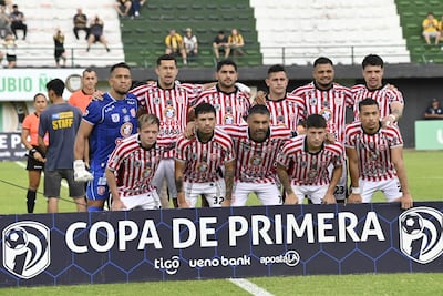 Los jugadores del Sportivo San Lorenzo, se forman previo al partido ante Guaraní, en el que se terminó confirmando su descenso matemático a la División Intermedia.