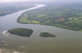 Vista aérea del río Paraná rodeado de vegetación, con islotes visibles en un entorno natural sin presencia humana.
