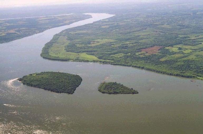 Vista aérea del río Paraná rodeado de vegetación, con islotes visibles en un entorno natural sin presencia humana.