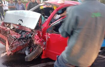 Bomberos voluntarios de Santaní trabajan para rescatar a uno de los conductores que quedó atrapado en su vehículo