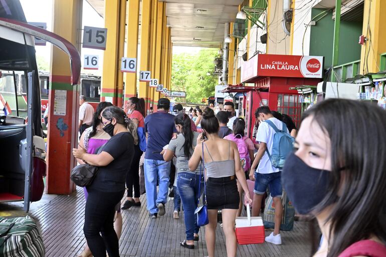 Un poco de movimiento se registró pero en las plataformas de larga distancia y viajes el exterior del país, ayer al mediodía. 