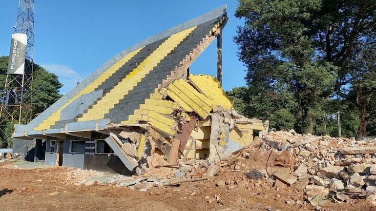 La demolición del "tobogán" del estadio Rogelio Silvino Livieres del Club Guaraní, en Asunción, Paraguay.