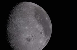 Esta imagen distribuida y publicada el 8 de abril de 2026 por la NASA muestra una vista de la Luna, que incluye la cuenca Orientale y las llanuras de lava oscuras visibles, captada desde la nave Orion spacecraft el 6 de abril de 2026.