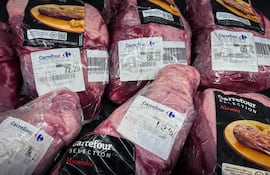 La cadena multinacional francesa de supermercados Carrefour anunció que dejará de comprar carne del Mercosur para sus tiendas en Francia.