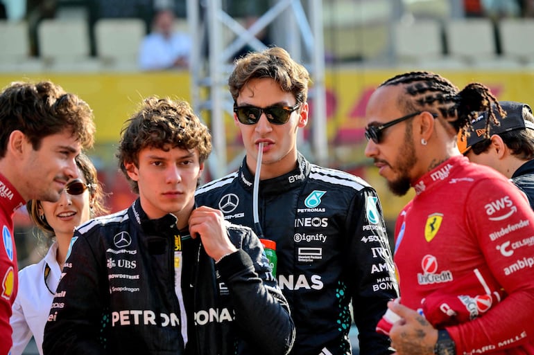 Kimi Antonelli (c), junto a su compañero en Mercedes George Russel (atrás) y los de Ferrari, Lewis Hamilton (d) y Charles Leclerc.