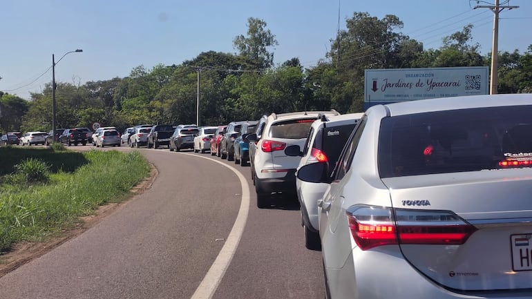 Los conductores reportan que avanzar tan solo dos cuadras puede llevar hasta diez minutos.