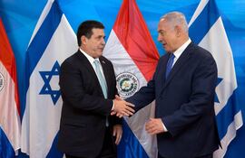 Horacio Cartes y el premier Benjamín Netanyahu. (Archivo).