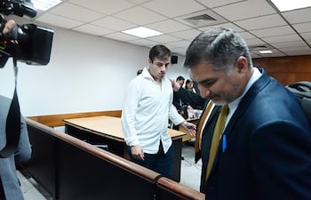 Héctor Iván Grau, se retira de la sala de juicio oral, tras concluir la primera jornada.