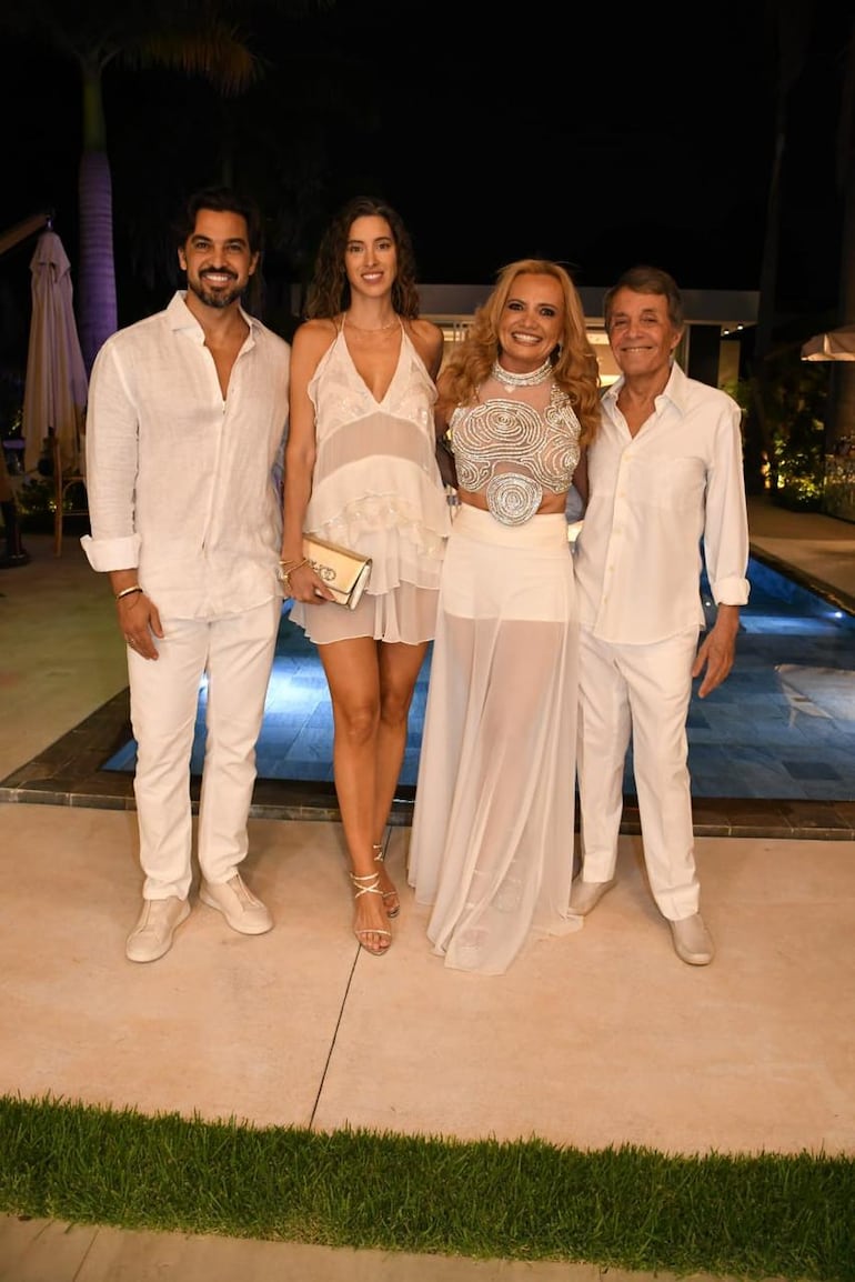 Sara Allinquant y Jacques Allinquant junto a Carlitos Ortellado y Giselle Lesme. (Gentileza)