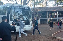 Los detenidos suben al bus para ser trasladados a distintas penitenciarías.