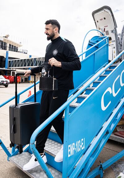 El argentino Lucas Pratto desciende de la aeronave a la llegada de la comitiva de Olimpia a la ciudad boliviana de Cochabamba.