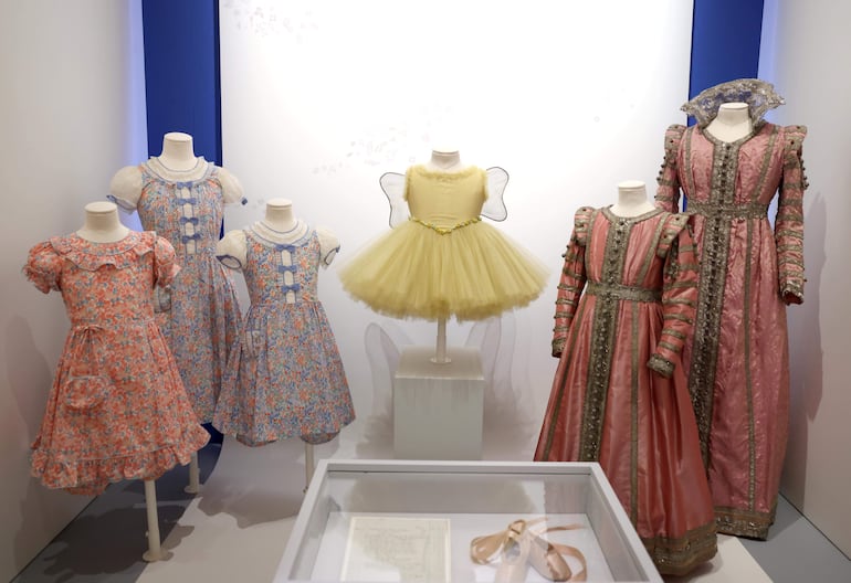 En la exposición La reina Isabel II: Su vida con estilo en la King's Gallery del Palacio de Buckingham, se exhiben atuendos de la infancia que usó la reina Isabel II de Gran Bretaña. (EFE/EPA/NEIL HALL)
