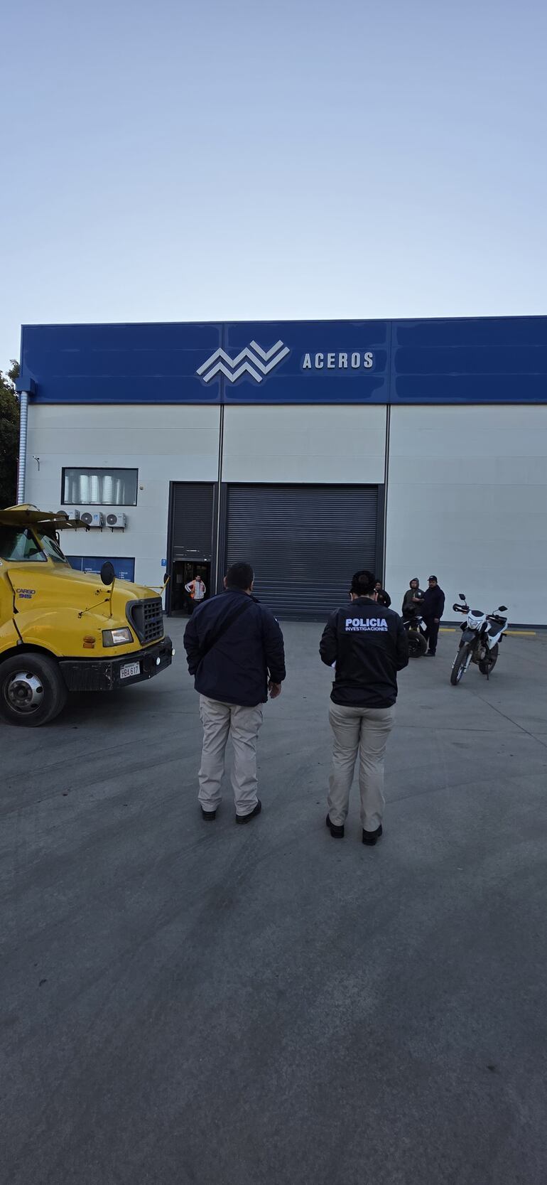 Responsables de la empresa de seguridad privada que se encarga de resguardar el dinero de la sucursal llegan al sitio, tras la denuncia del robo.