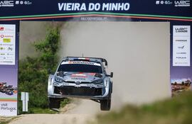 Sébastien Ogier y Vincent Landais (Toyota GR Yaris Rally1) y una postal de lo que dejó la  etapa 2 del 58° Rally de Portugal. La dupla francesa comanda las acciones y definirá mañana si sube o no a lo más alto del podio.