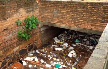 Así se encuentra el arroyo Morotĩ, en la zona que cruza al avenida 21 proyectadas, la cual se inunda con cada lluvia.