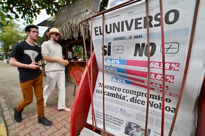 Un periódico muestra los resultados del referendo, en Olon, Santa Elena, Ecuador.