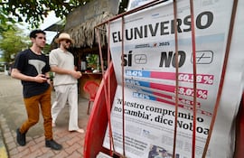 Un periódico muestra los resultados del referendo, en Olon, Santa Elena, Ecuador.