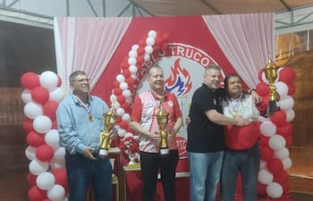 Los campeones del equipo SPTC Stell, Lucio Benítez, Avilio Notario y Ramón Gamarra, quienes se adjudicaron además de la preciada copa y medalla de oro, también una heladera cada uno.