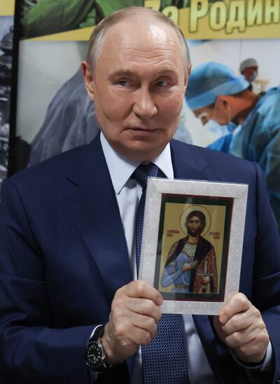 El presidente ruso Vladimir Putin en una visita a un hosital militar en Moscú.