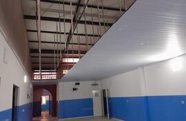 El futuro hospital materno infantil de San Antonio no se puede habilitar por innumerables falencias en la construcción. Un sector del cielo raso ya fue retirado hace unos meses y la obra se encuentra paralizada.