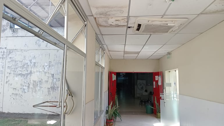 Los acondicionadores de aire de los pasillos y salas de espera están sin funcionar.