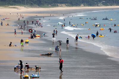Bañistas en una playa en Wando, Corea del Sur, este lunes.