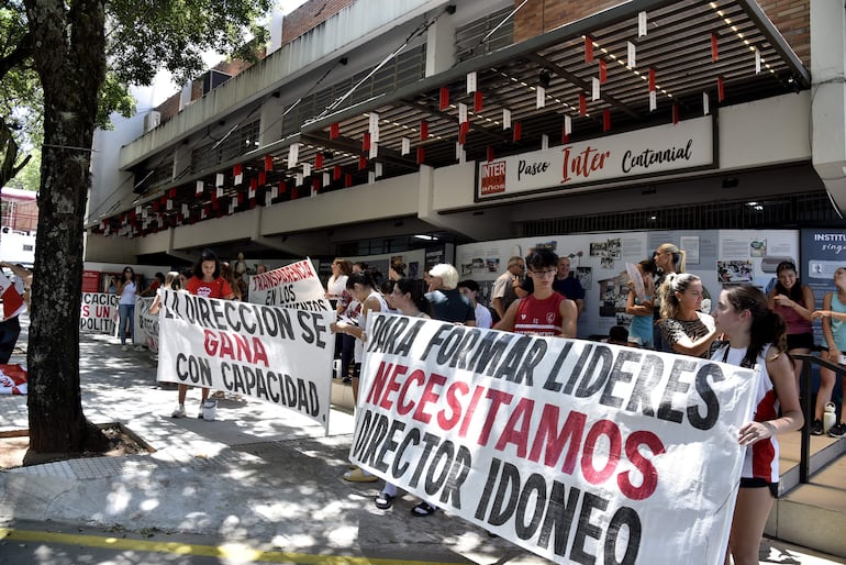 Denuncian que colegio privado incumple fallo judicial y no brinda informe sobre nuevo director